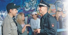 Polizist mit Jugendlichem