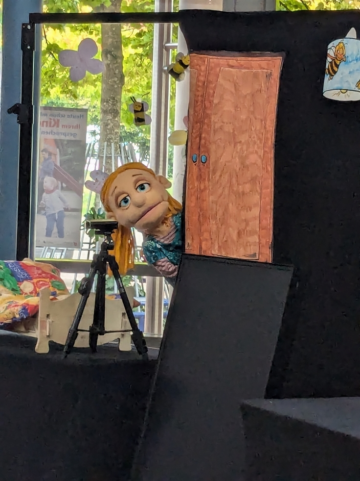 Zu sehen ist eine der Handpuppen mit dem Bühnenaufbau