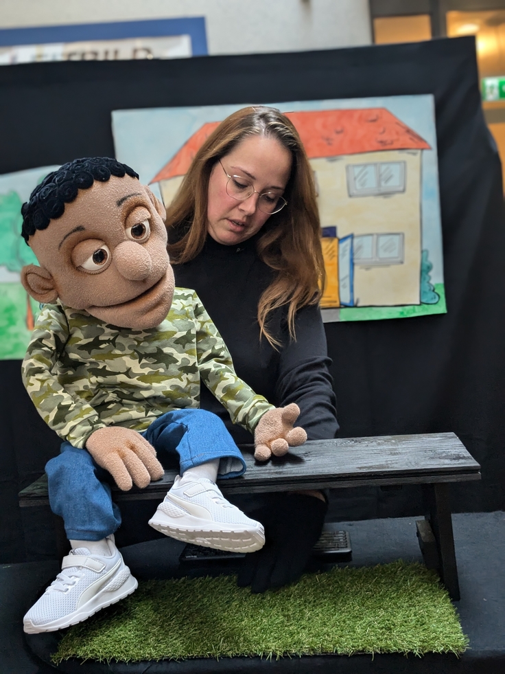 Eine Puppenspielerin der Pädagogischen Puppenbühne mit ihrer Handpuppe