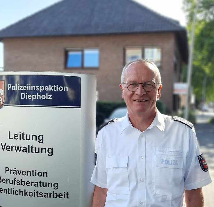 Das Foto zeigt den Dienststellenleiter Thomas Kues vor dem Dienstgebäude