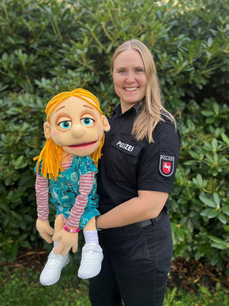 Eine Mitarbeiterin der Puppenbühne mit ihrer Handpuppe