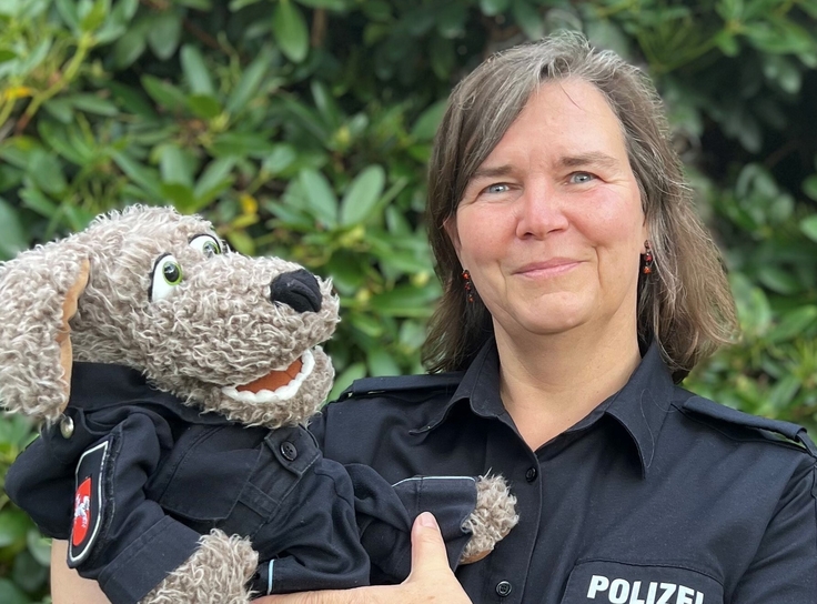 Eine Mitarbeiterin der Puppenbühne mit ihrer Handpuppe