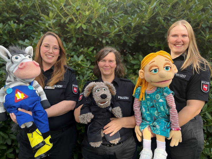 Drei Mitarbeiterinnen der Puppenbühne Delmenhorst mit ihren Handpuppen