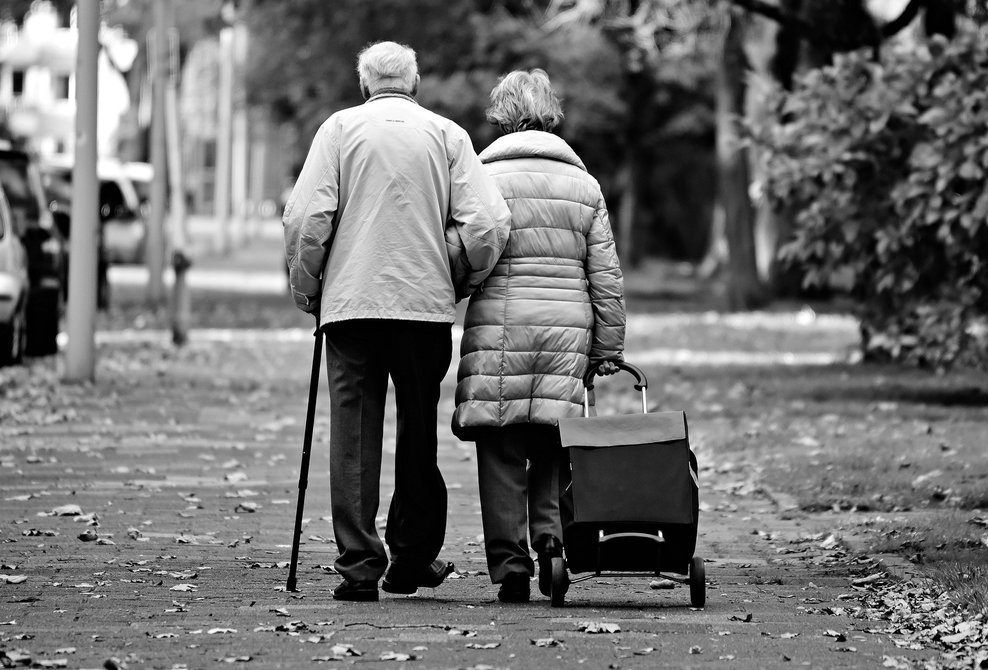 Imagebild eines älteren Ehepaares in schwarz/weiß