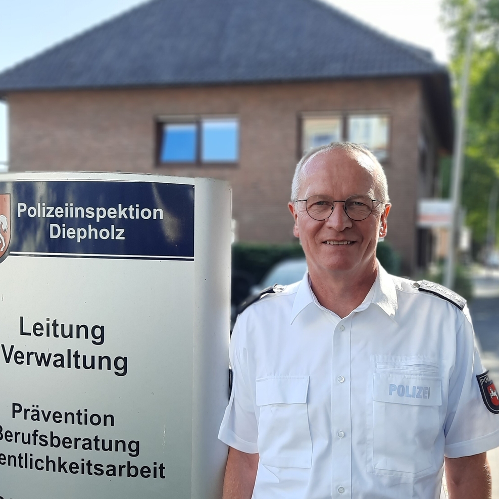 Das Foto zeigt den Dienststellenleiter Thomas Kues vor dem Dienstgebäude