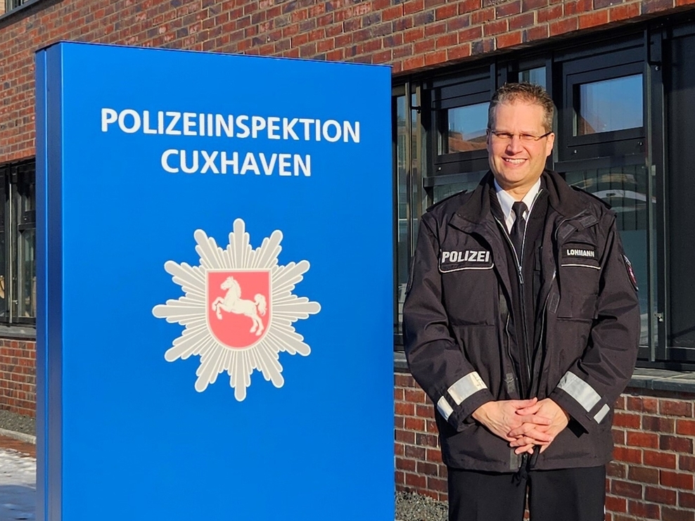 LPI Andreas Lohmann vor dem Dienstgebäude
